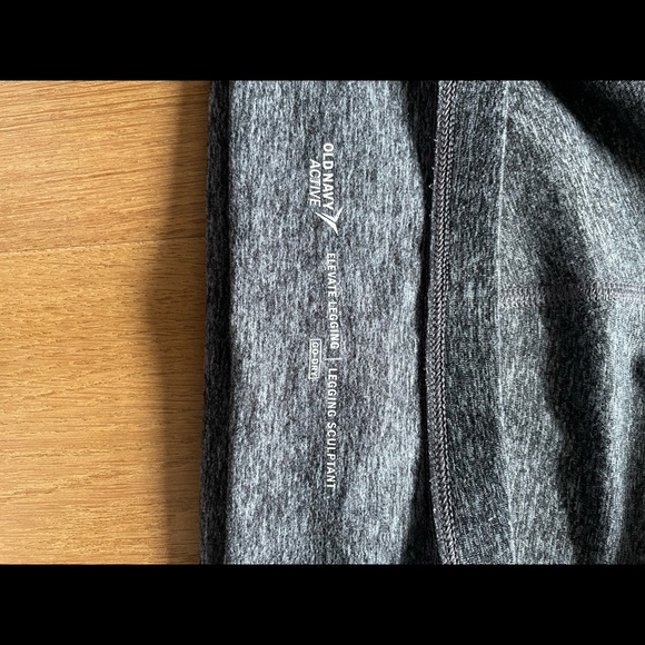 Old navy maternity yoga pants - Picture 2 of 4